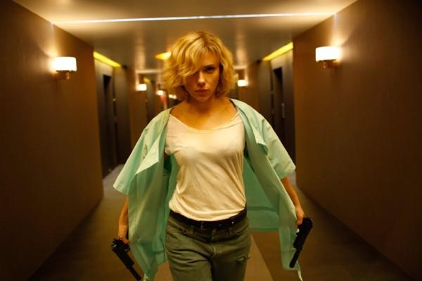 Скарлет Йохансон в ролята на “Люси” („Lucy“)